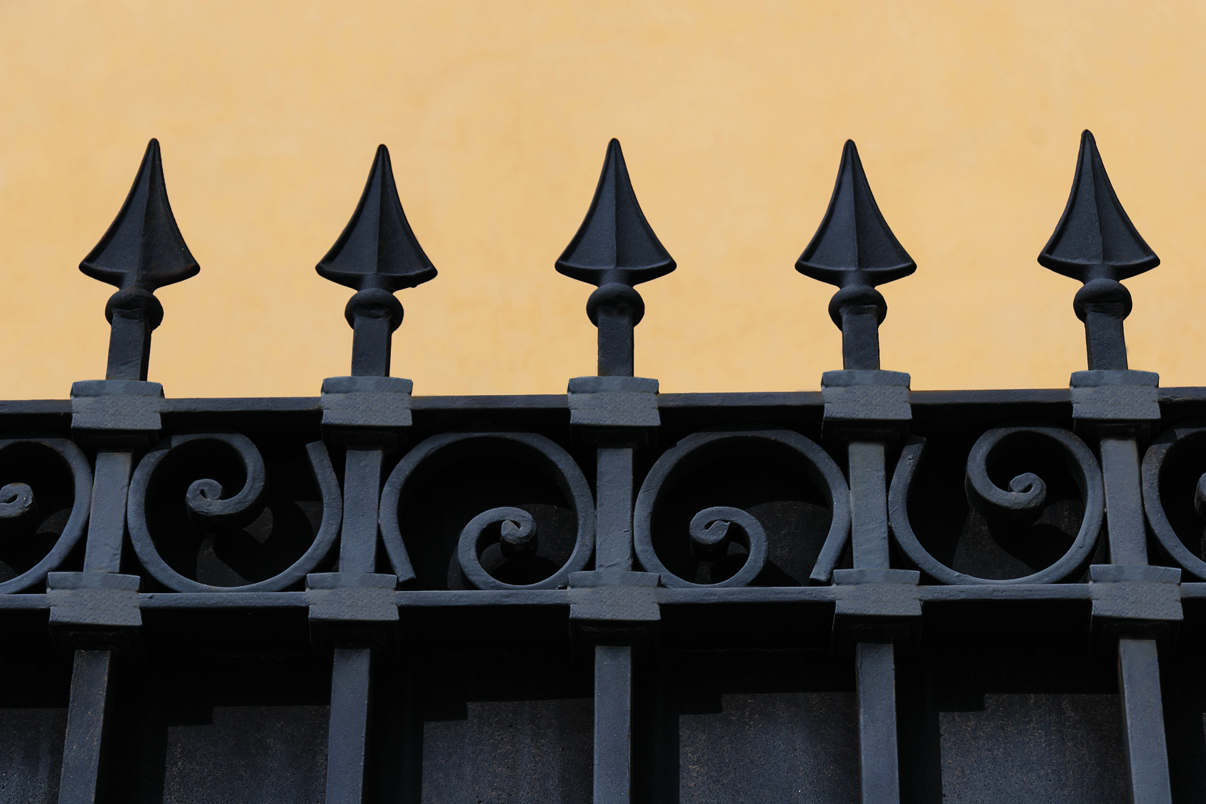 Výběr 14 barevných odstínů s atraktivním litinovým vzhledem. Možnost individuálních receptur. Při požadavku na vyšší mechanickou a chemickou odolnost nátěru lze tónovat do speciální "PUR" báze.